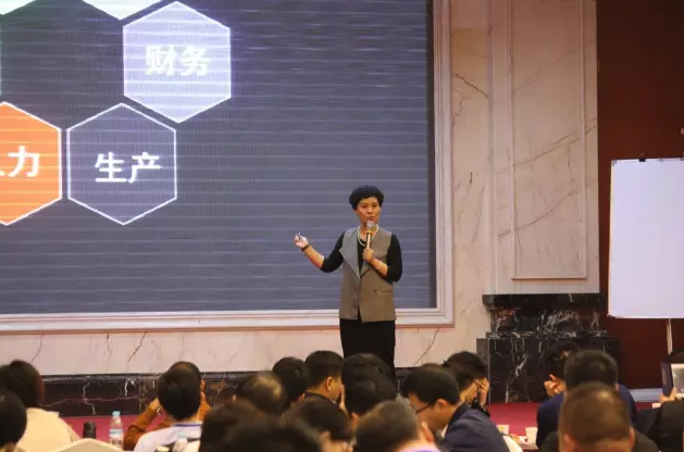 柏明顿1704期《阿米巴经营咨询方案班》济南站魏海燕老师在讲课