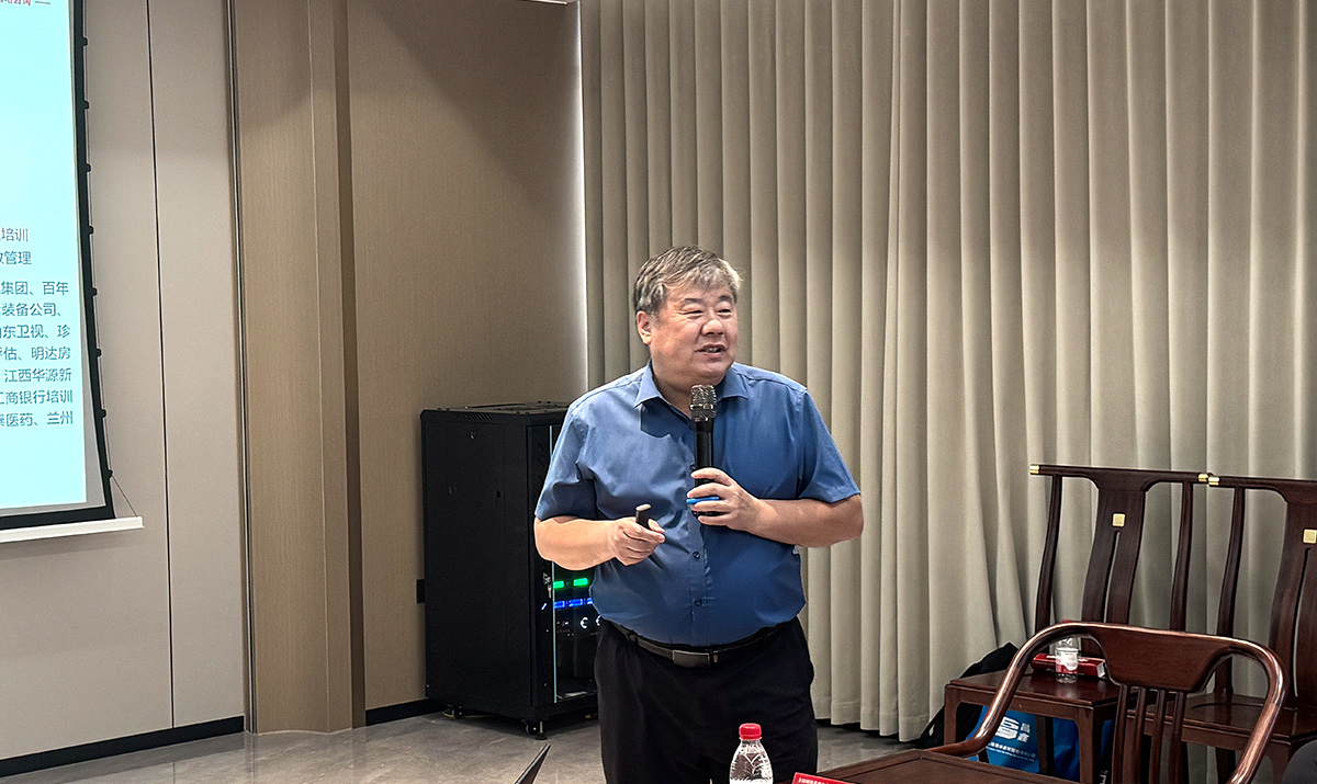 张大霖在会议现场.jpg